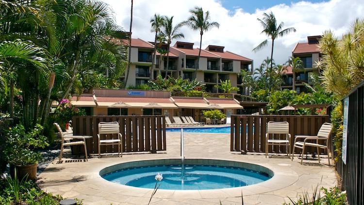 Kamaole Sands hot tub adjoins the pool deck