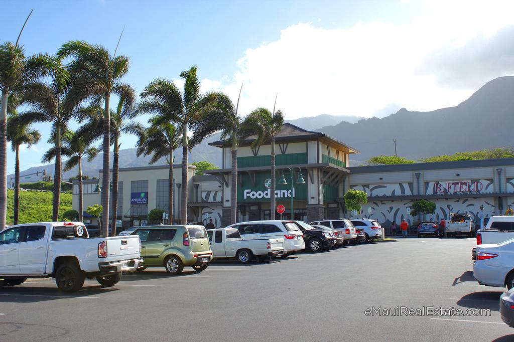 The Kehalani Village center is very close to Nanea. In the Village center there is a Foodland grocery store and several food and convenience stores.