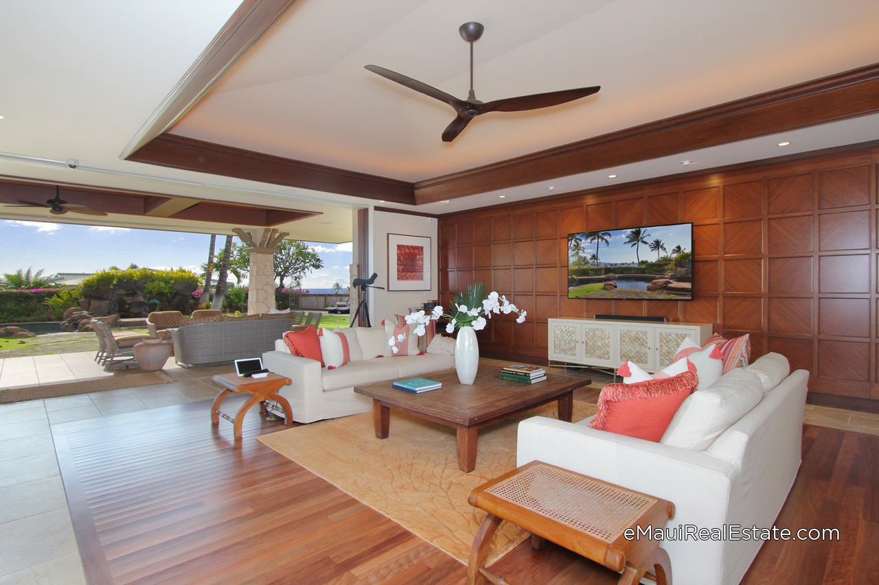 Homes in Maluhia at Wailea have spacious living rooms with large retractable pocket doors for enjoying the ocean views
