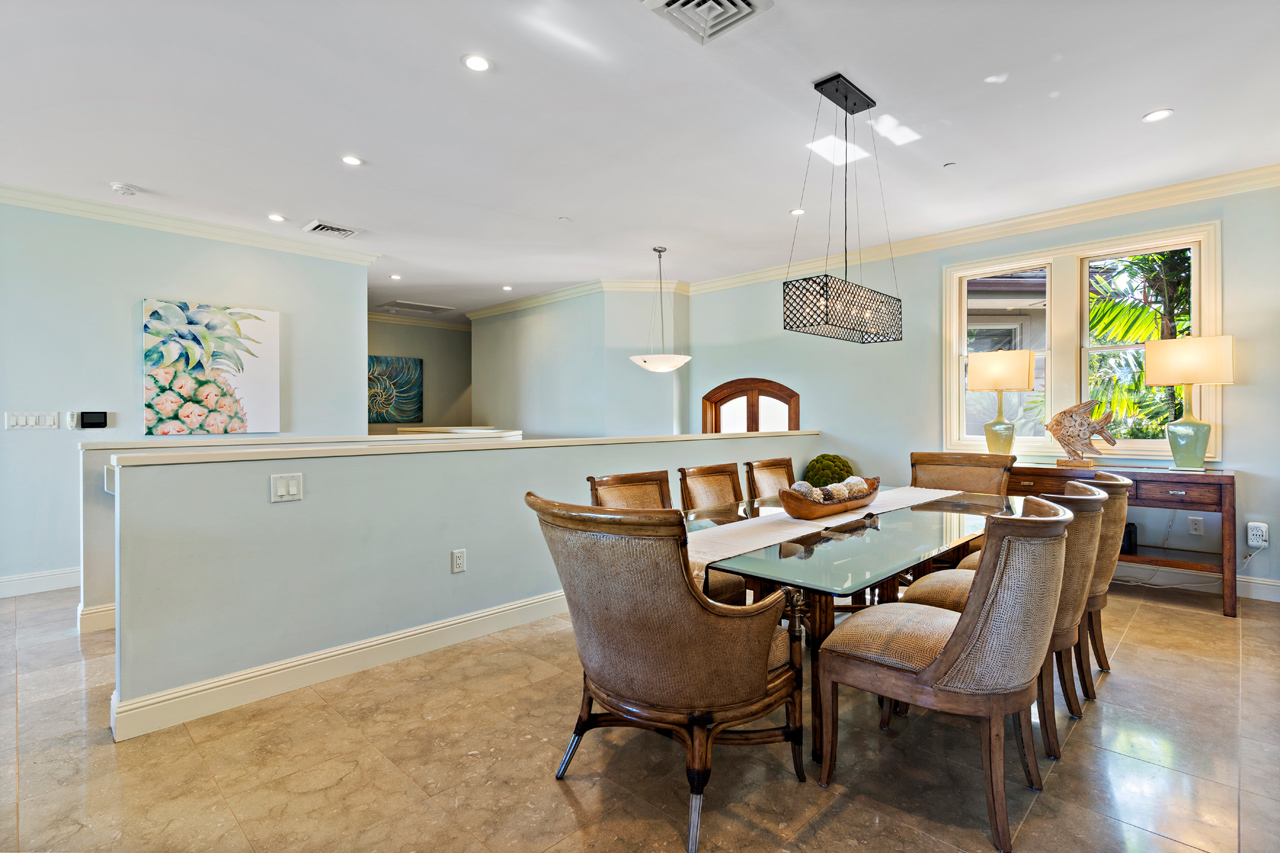 Elegant dining area: 